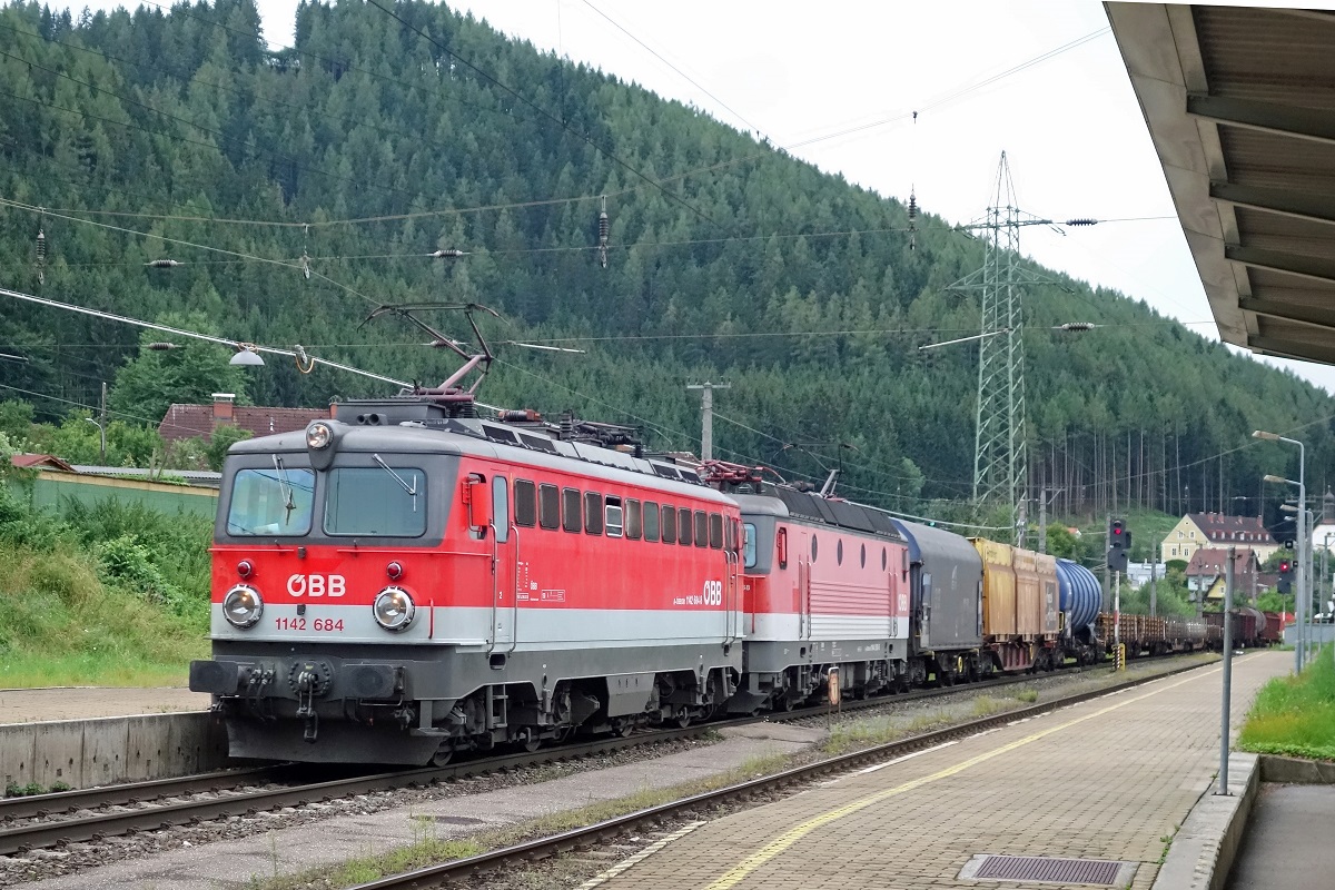 1142 684 + 1144... mit Güterzug in Kindberg am 1.08.2016.