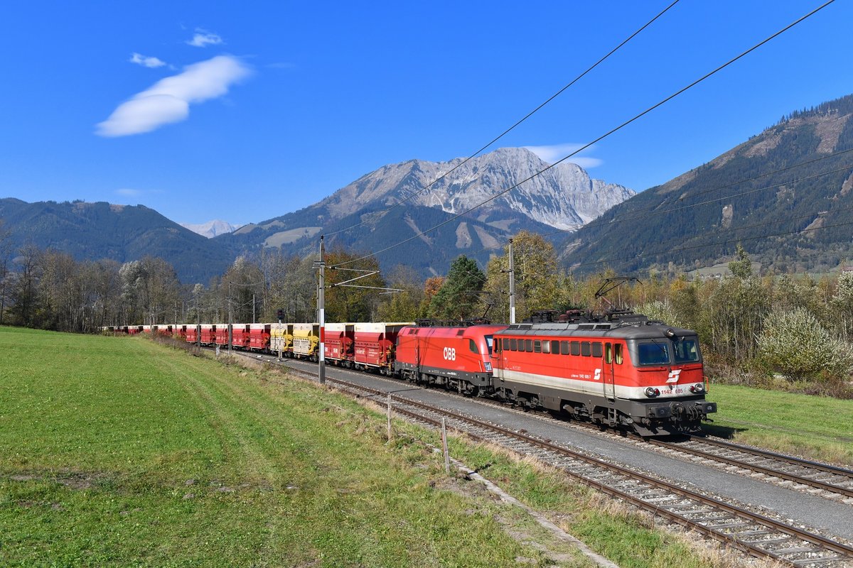 1142 685 + 1016 038 mit einem Erzzug am 14.10.2018 bei Frauenberg.