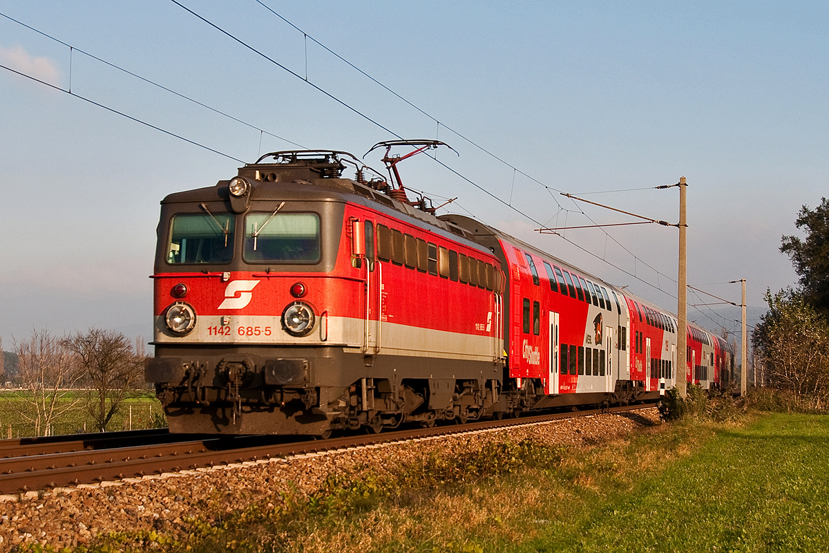 1142 685 ist mit den REX 7120 nach Krems an der Donau unterwegs. Die Aufnahme entstand am 28.10.2014 kurz vor Muckendorf.