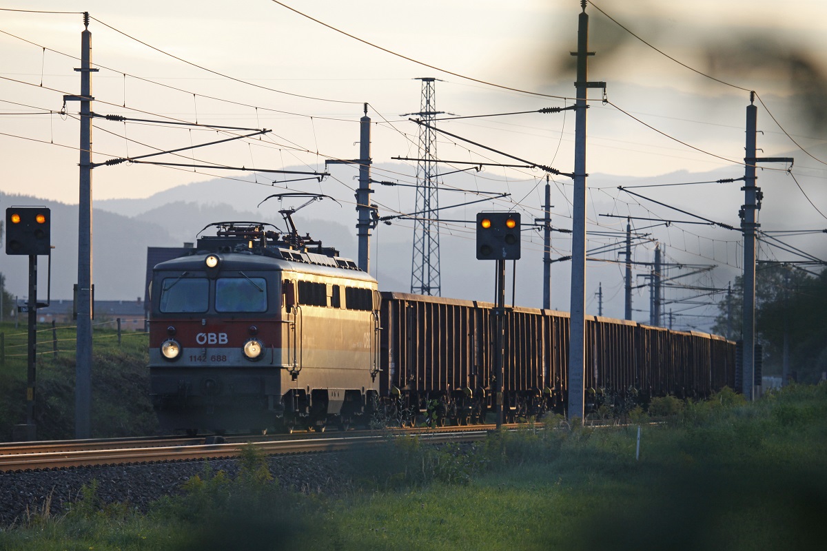 1142 688 mit Güterzug bei Niklasdorf am 11.09.2015.