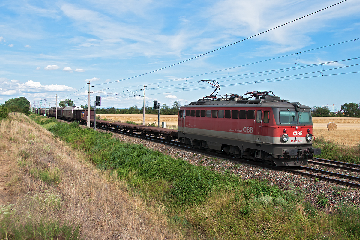 1142 688, unterwegs mit einem Güterzug auf der Nordbahn, kurz vor Wien Süßenbrunn. Die Aufnahme entstand am 11.07.2017.