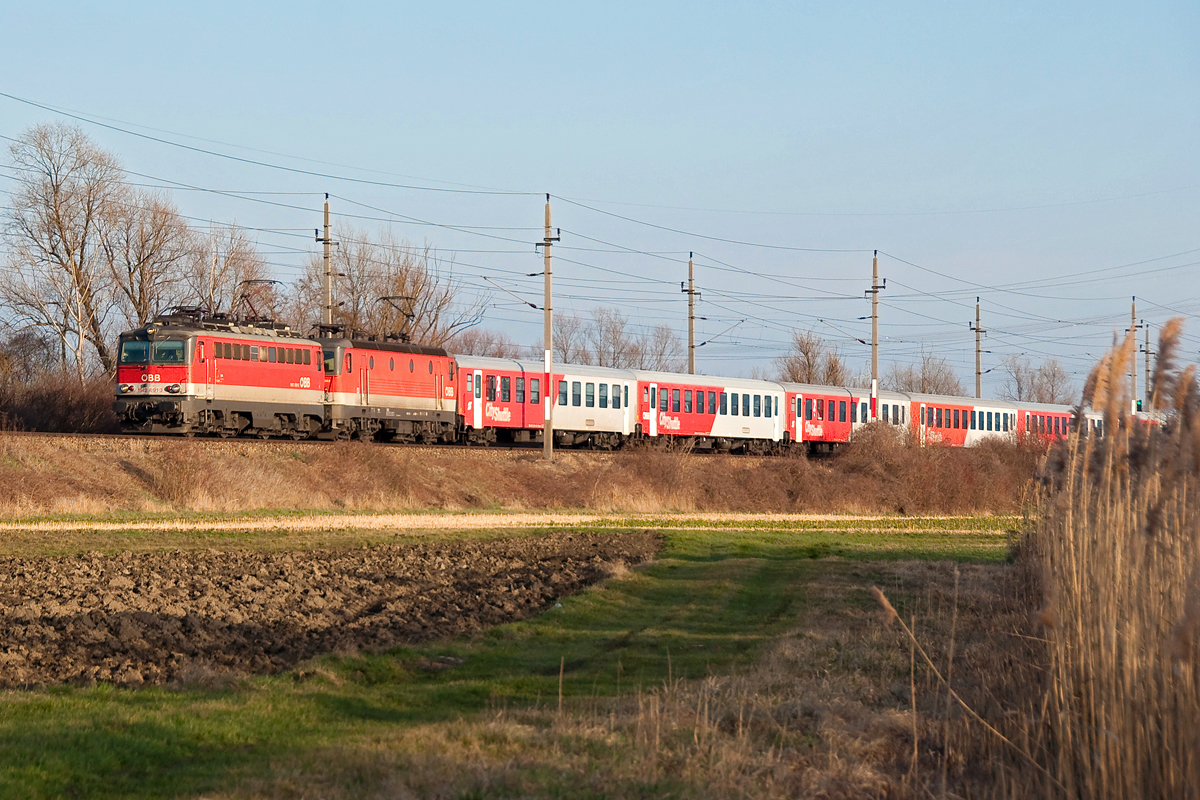 1142 691 und 1144 053 waren am Nachmittag des 04.03.2016 mit dem REX 2176 zwischen Tulln und Absdorf-Hippersdorf unterwegs.