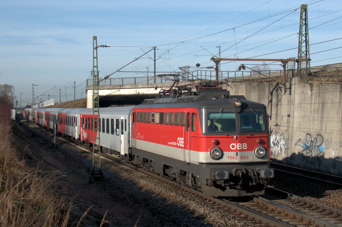 1142 693 & 644 am 21.12.13 mit M 79017 nach Salzburg bei Waldtrudering/Mnchen