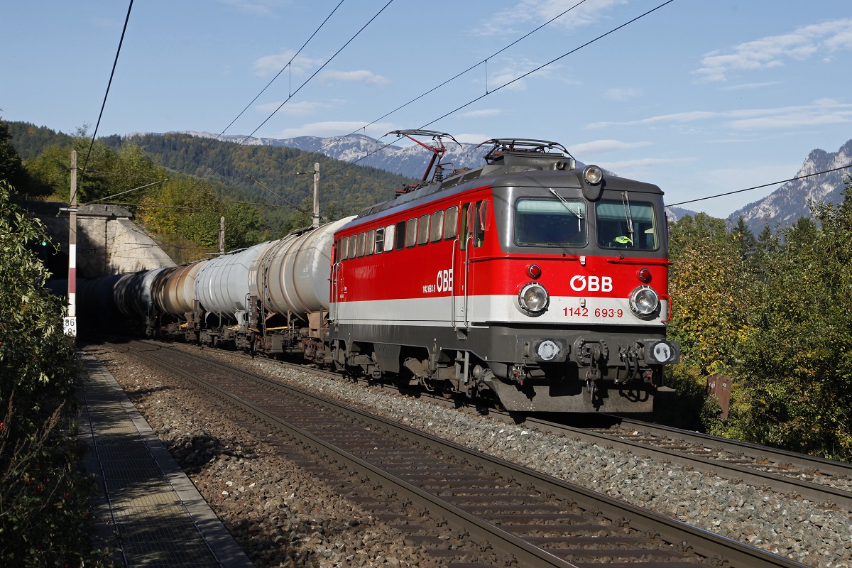 1142 693 hat am 8.10.2013 mit einem Kesselwagenzug hat gerade den Steinbauertunnel bei Eichberg durchfahren. Deutlich sind die frisch eingefetteten Pufferteller der Lok zu sehen.