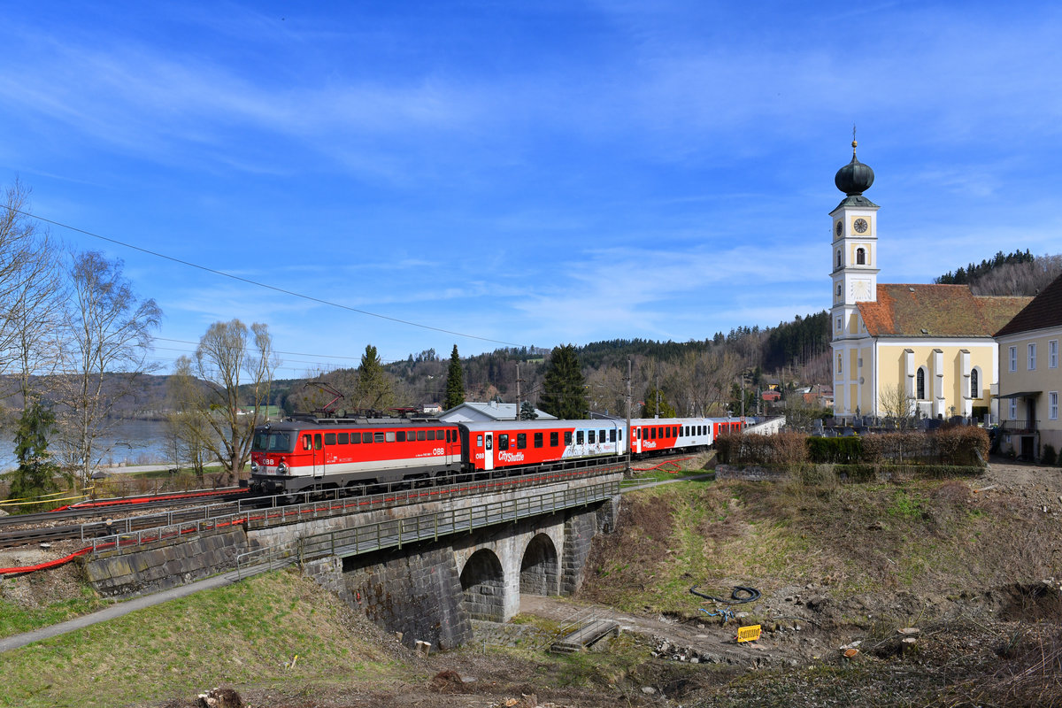 1142 693 mit einem REX am 03.04.2018 bei Wernstein am Inn. 