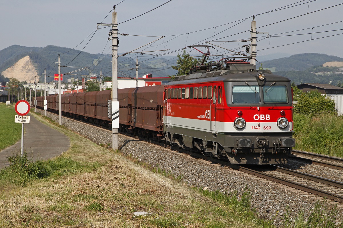 1142 693 mit Güterzug bei Niklasdorf am 12.06.2014.