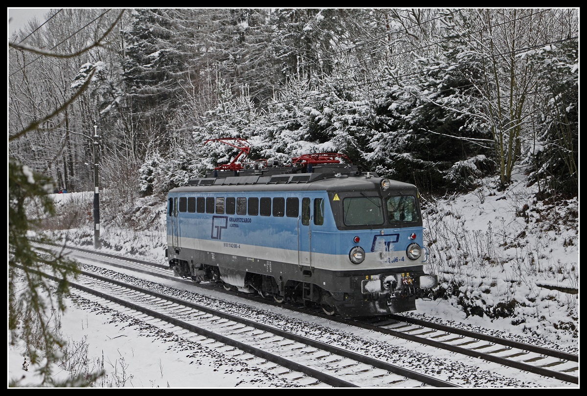 1142 696 fährt am 12.12.2018 als Lokzug bei Krieglach durchs Mürztal.