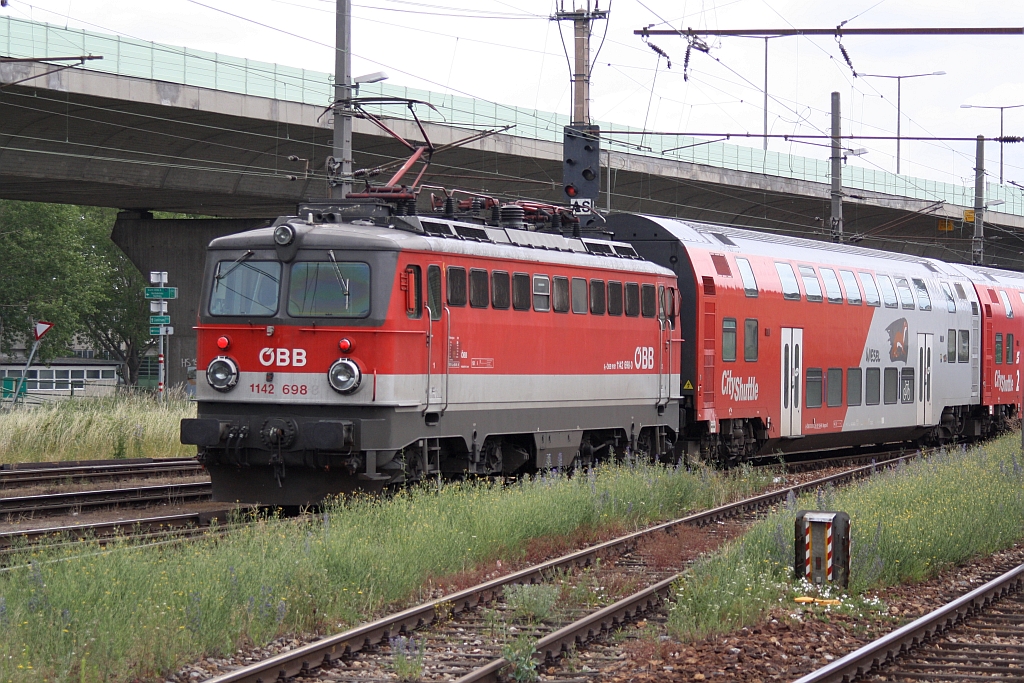 1142 698-0 fährt am 20.Juni 2015 mit dem REX 7117 durch den Bf. Nussdorf.