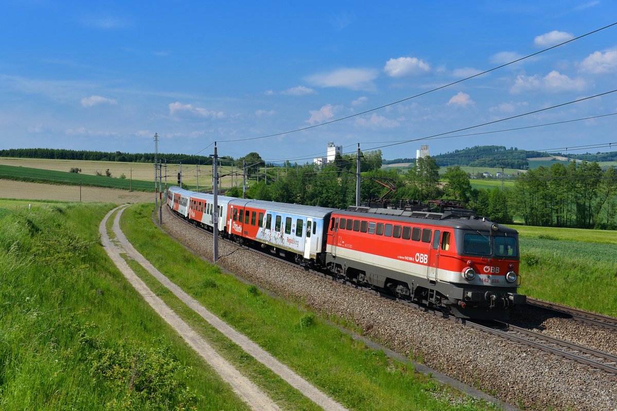 1142 698 mit einem REX am 23.05.2017 bei Haiding. 