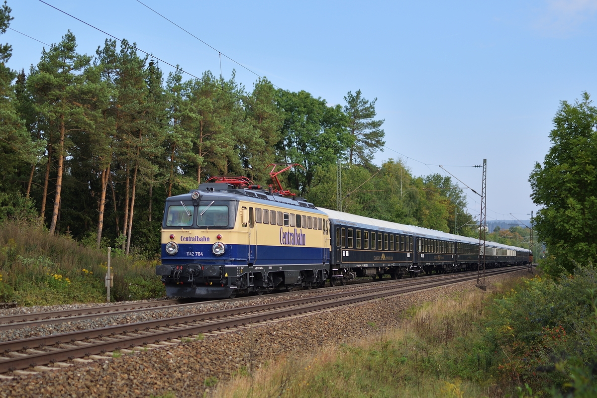 1142 704 von Centralbahn bespannte am 15. September 2018 einen aus Classic Courier Wagen gebildeten Sonderzug, mit welchem sie sich hier auf der Hochfläche der Schwäbischen Alb zwischen Westerstetten und Beimerstetten befindet.