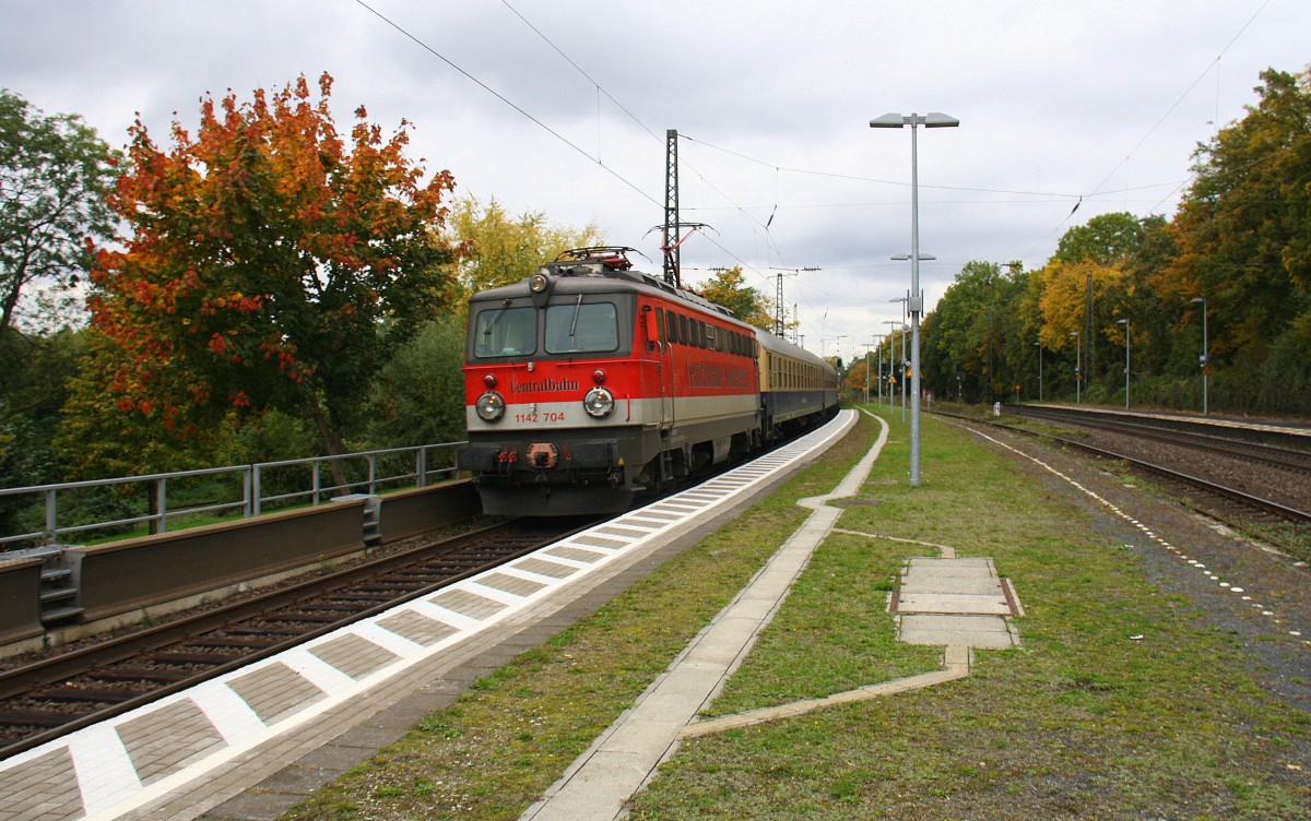 1142 704 der Centralbahn kommt aus Richtung Köln mit einem Sonderzug von Mönchengladbach(D) nach Brig(A)  und fährt in Richtung Koblenz. 
Aufegenommen auf der Rechten Rheinstrecke (KBS 465) in (Rhöndorf am Rhein).
Bei Wolken am Mittag vom 16.10.2015.