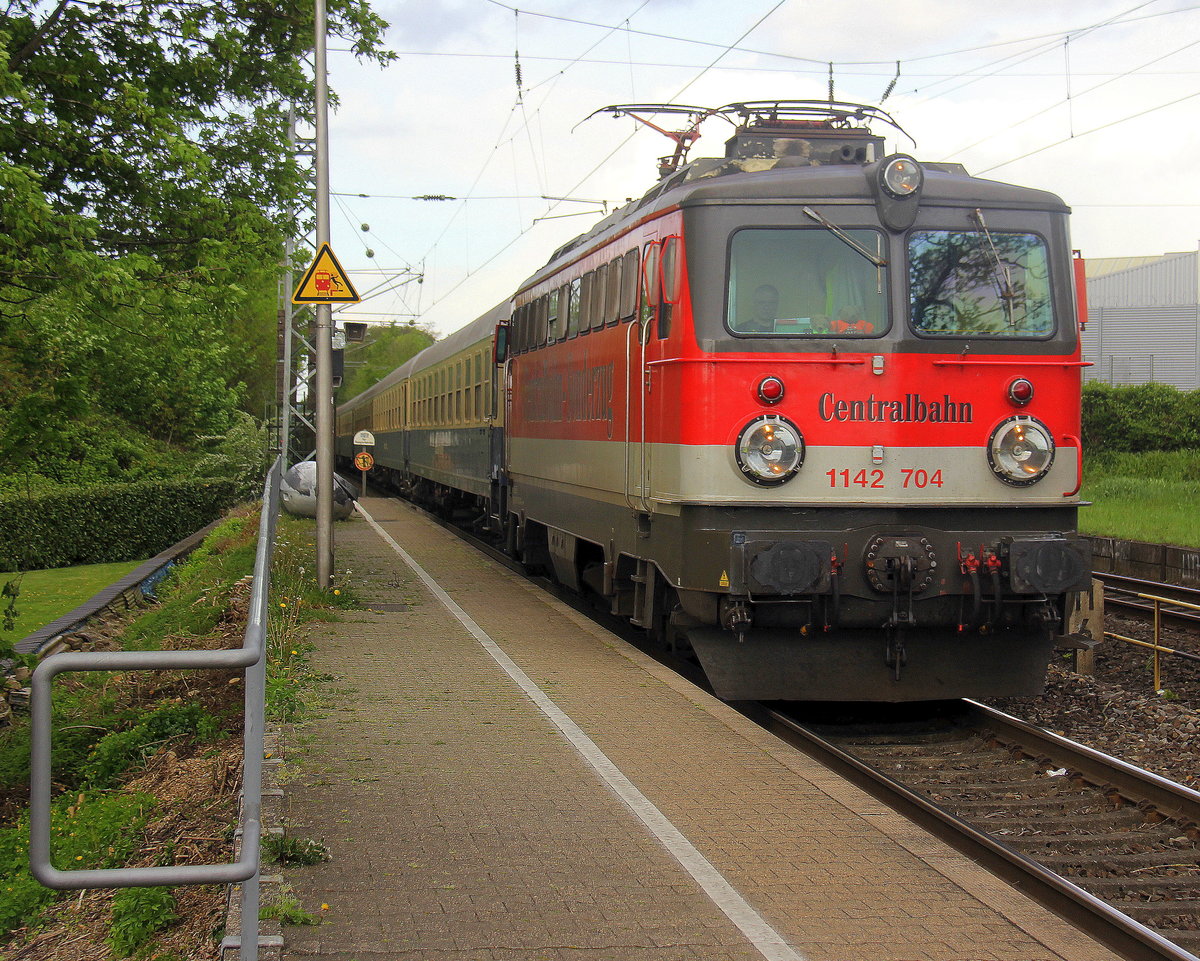 1142 704 der Centralbahn kommt mit einem  Sonderzug von Mönchengladbach(D) nach Köln(D) und kommt die Kohlscheider-Rampe hoch aus Richtung Neuss,Herzogenrath und fährt durch Kohlscheid in Richtung Richterich,Laurensberg,Aachen-West,Aachen-Schanz,Aachen-Hbf,Aachen-Rothe-Erde,Stolberg-Hbf(Rheinland)Eschweiler-Hbf,Langerwehe,Düren,Merzenich,Buir,Horrem,Kerpen-Köln-Ehrenfeld,Köln-Hbf.
Aufgenommen vom Bahnsteig 2 in Kohlscheid. 
Am 26.4.2018.