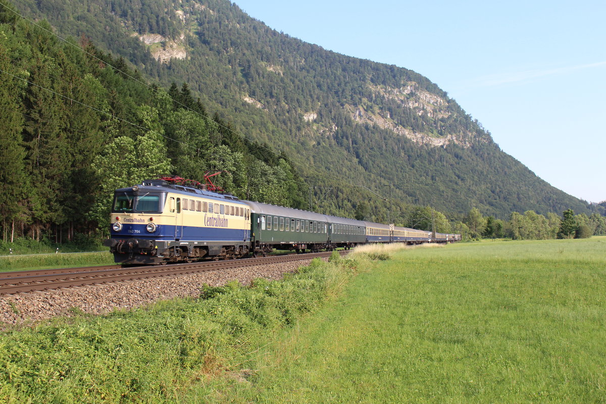 1142 704 Centralbahn mit einem Konfirmanden-Sonderzug von Braunschweig nach Tirol, fotografiert bei Niederaudorf am 04.07.2019