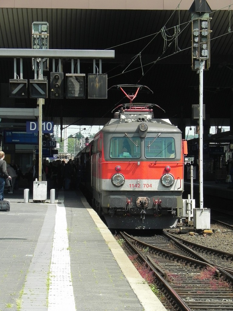 1142 704 kam am 22.5.15 mit dem Eurstrand Fun Express CBB1769 nach Wittlich in den Düsseldorfer Hbf eingefahren so schon die partyfreudigen Passagiere warteten.

Düsseldorf 22.05.2015