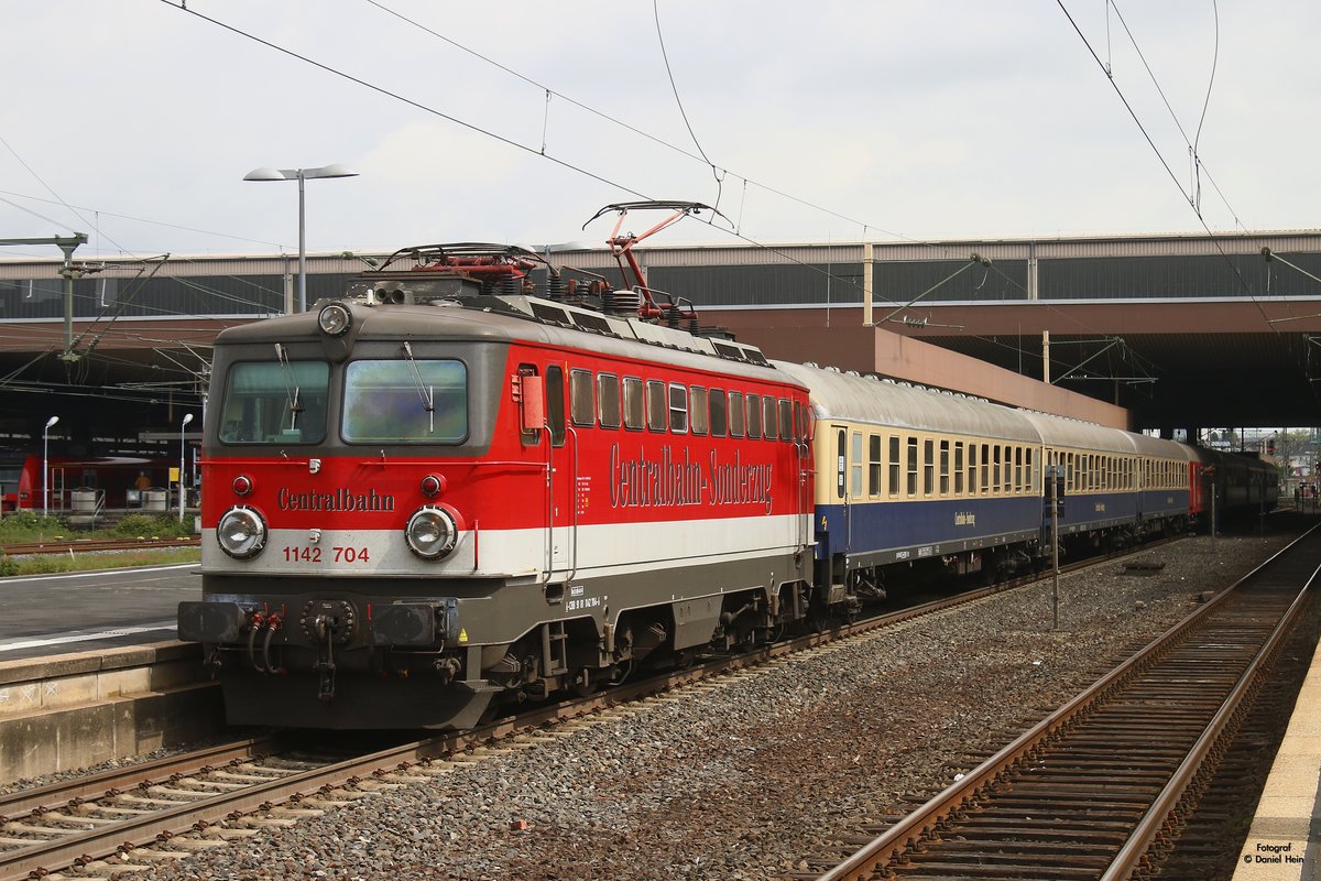 1142 704 mit Centralbahnsonderzug in Düsseldorf Hbf, am Mai 2017.