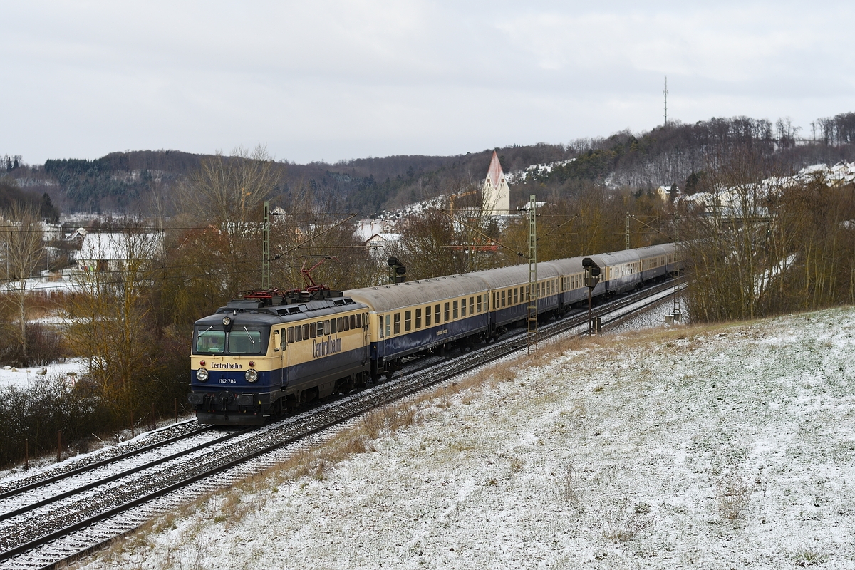 1142 704 war am 3. Januar 2019 Zuglok eines Centralbahn-Sonderzuges nach Kufstein. Hier ist der Zug auf der Filstalbahn bei Lonsee.