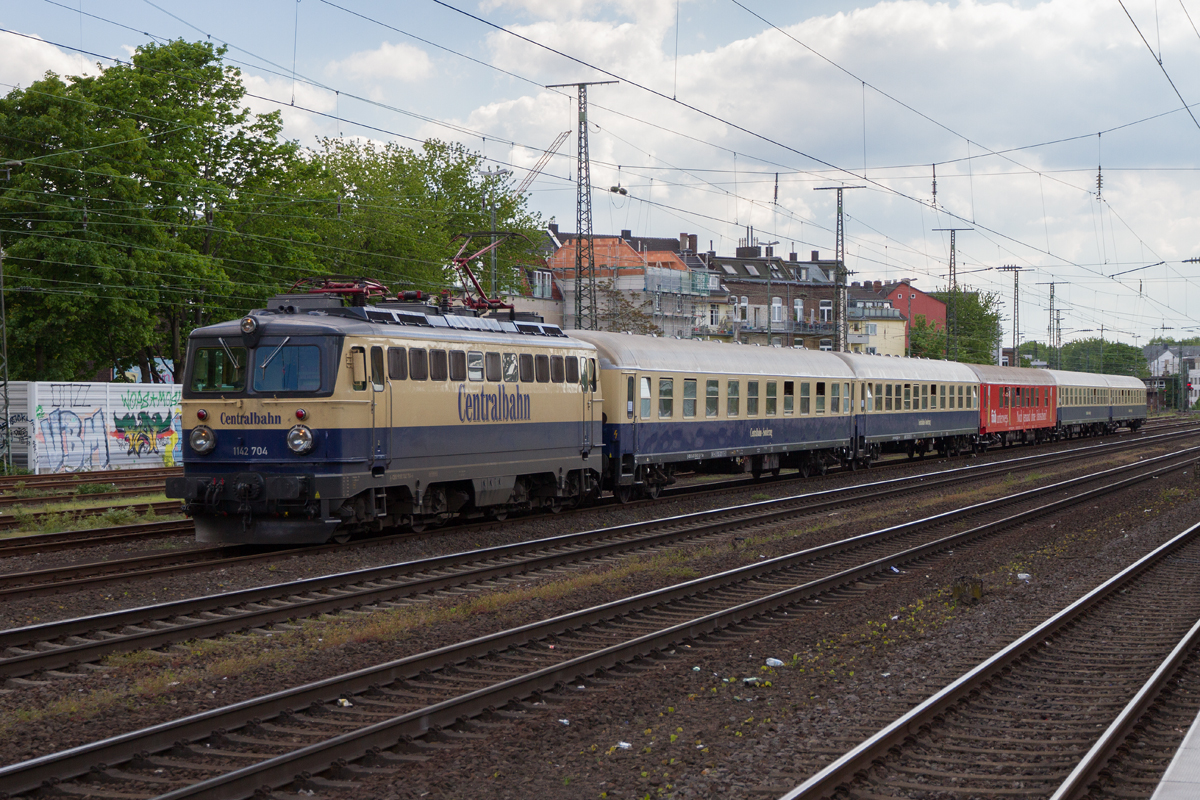 1142 704 zieht einen Sonderzug der Centralbahn durch Köln West, am 12.05.2019.