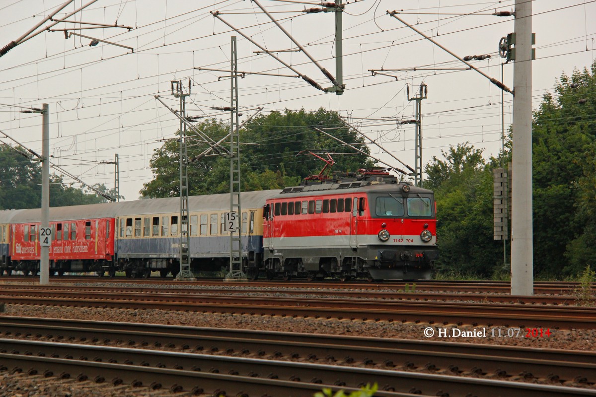 1142 705 mit Centralbahnsonderzug in K�ln Porz Wahn, Juli 2014.