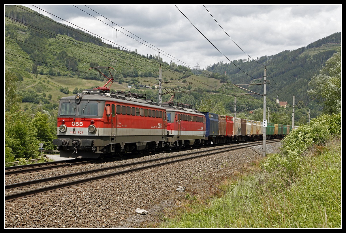 1142 707 + 1142 640 mit Güterzug bei Oberaich am 4.06.2020.