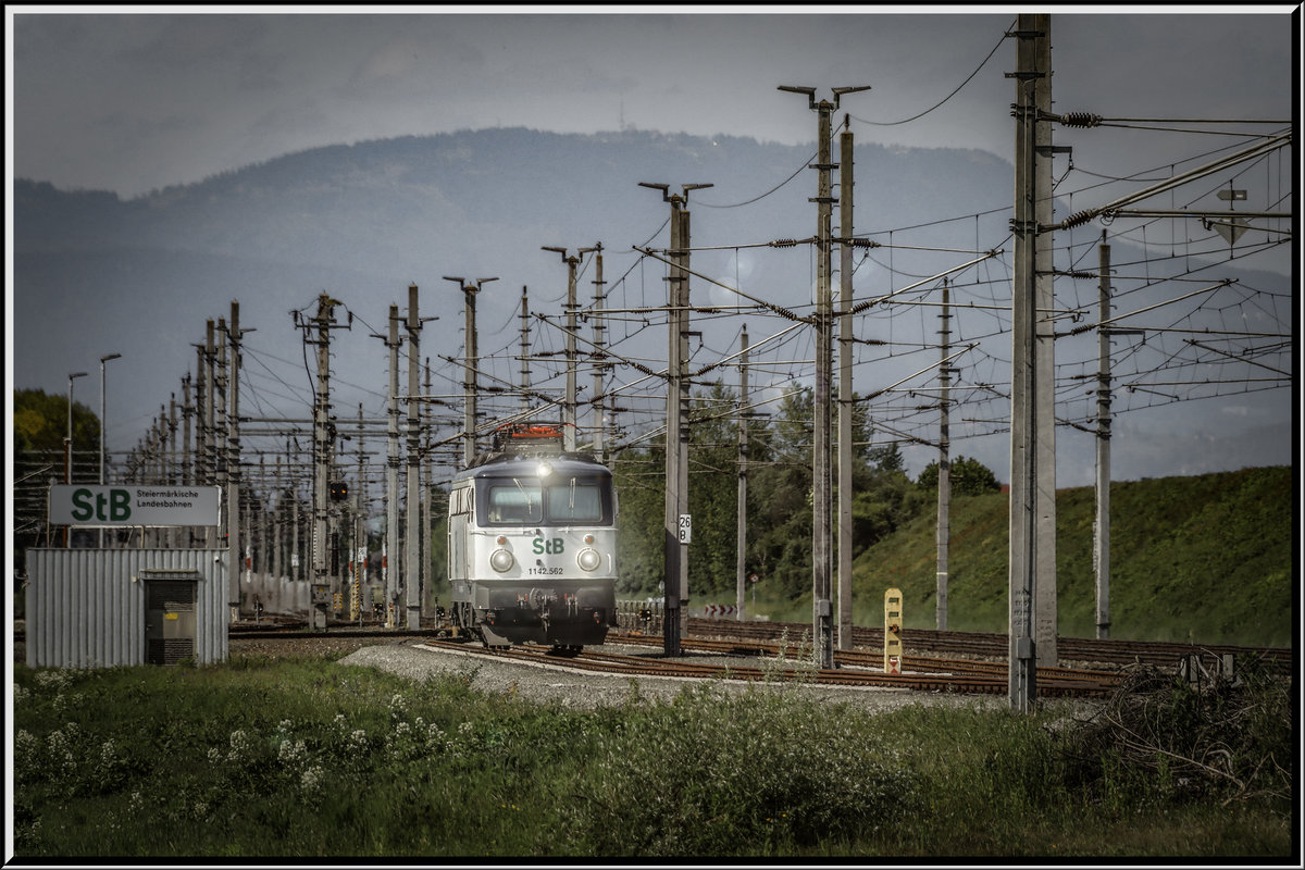 1142.562 der Steiermarkbahn wartet nächst dem Terminal Werndorf auf weitere Leistungen. 
7.05.2019