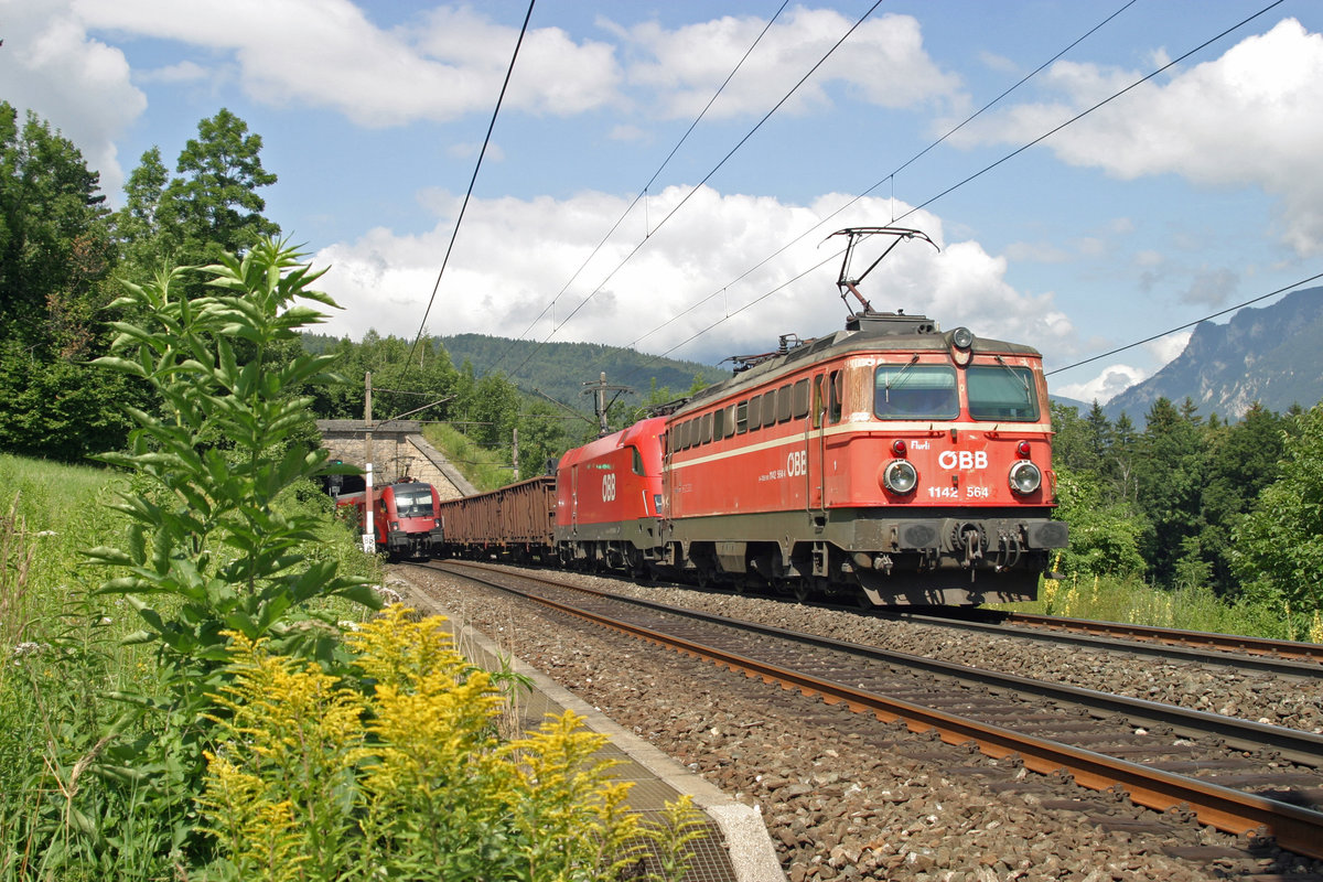 1142.564+1116 haben mit einen Eaos-GAG den Steinbauer-Tunnel am Eichberg verlassen, wo der Talwärts fahrende RJ gerade verschwindet. 23.7.16