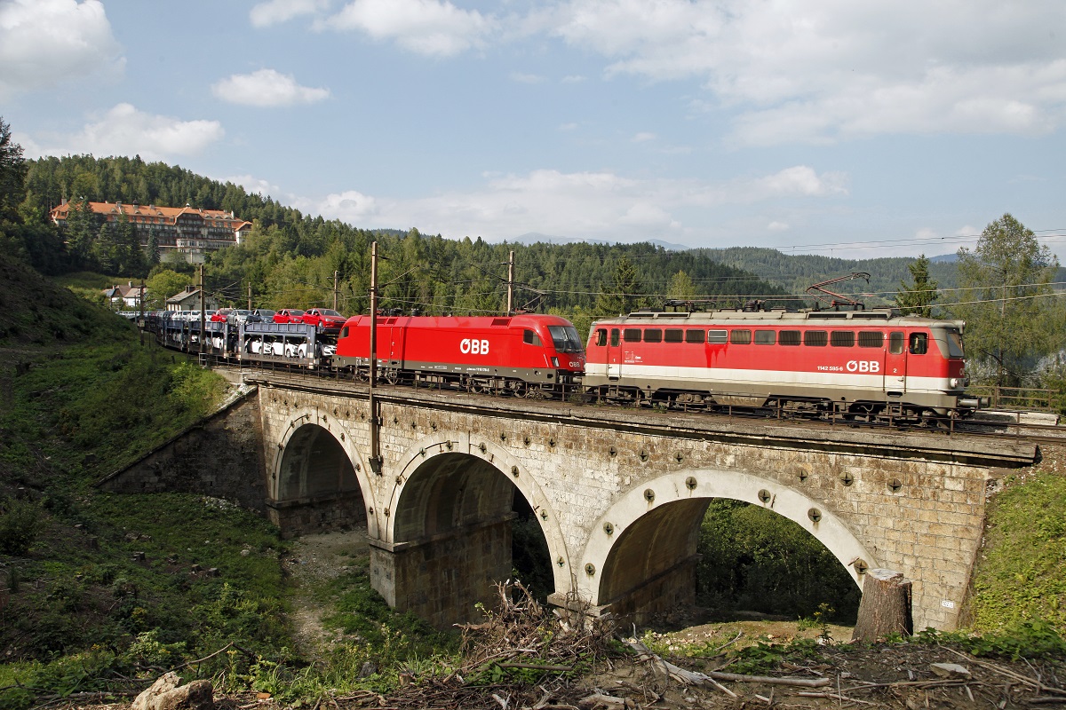 1142.595 + 1116.178 mit Güterzug auf dem Kartnerviadukt. Das Bild stammt vom 8.09.2016.