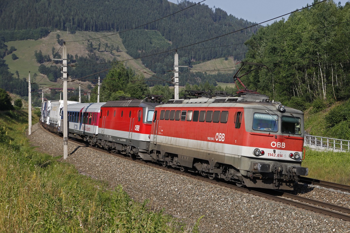 1142.614 + 1144.097 mit Güterzug bei Oberaich am 4.07.2015.