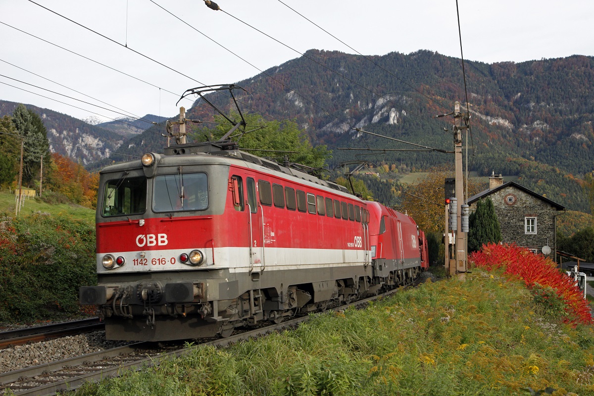1142.616+1116.079 mit Güterzug in Küb am 24.10.2016.