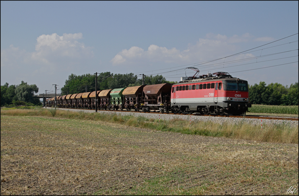 1142.620 mit Schotterwagen am 04.08.15 bei Pottendorf Ri. Wampersdorf.
