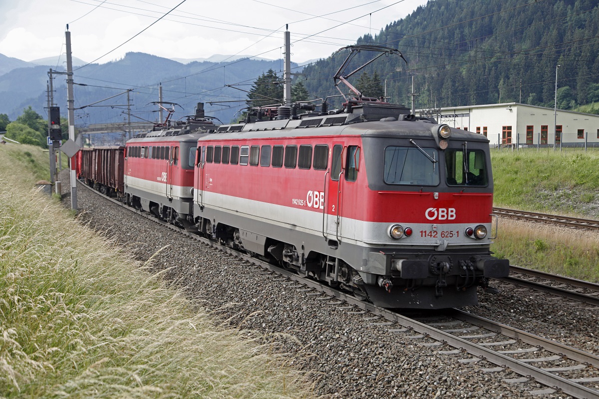 1142.625+1142.639 mit Güterzug bei St.Michael am 18.06.2015.
