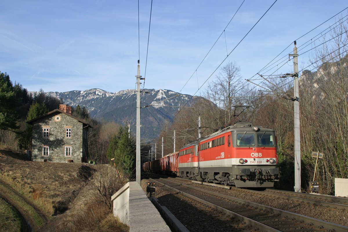 1142.638+707 fahren mit G-54703 beim frisch ausgeschnittenen Bahnwärterhaus am Payerbachgraben-Viadukt bergwärts. 10.12.16
