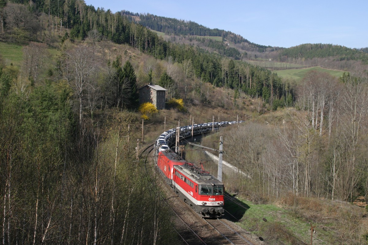 1142.662+1116 mit G-46753 vor der Einfahrt in den Steinbauer-Tunnel am Eichberg. 30.3.14