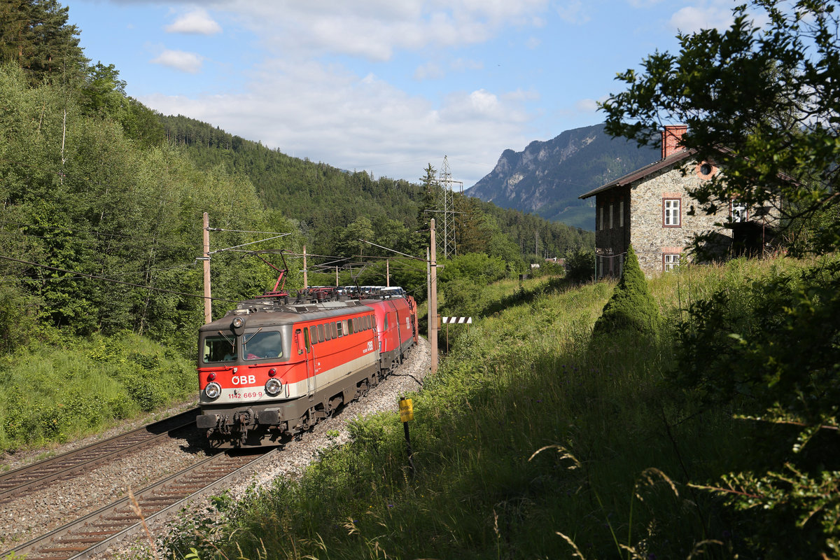 1142.669+1116 fahren mit G-48105 bei Küb am 13.6.17 bergwärts.