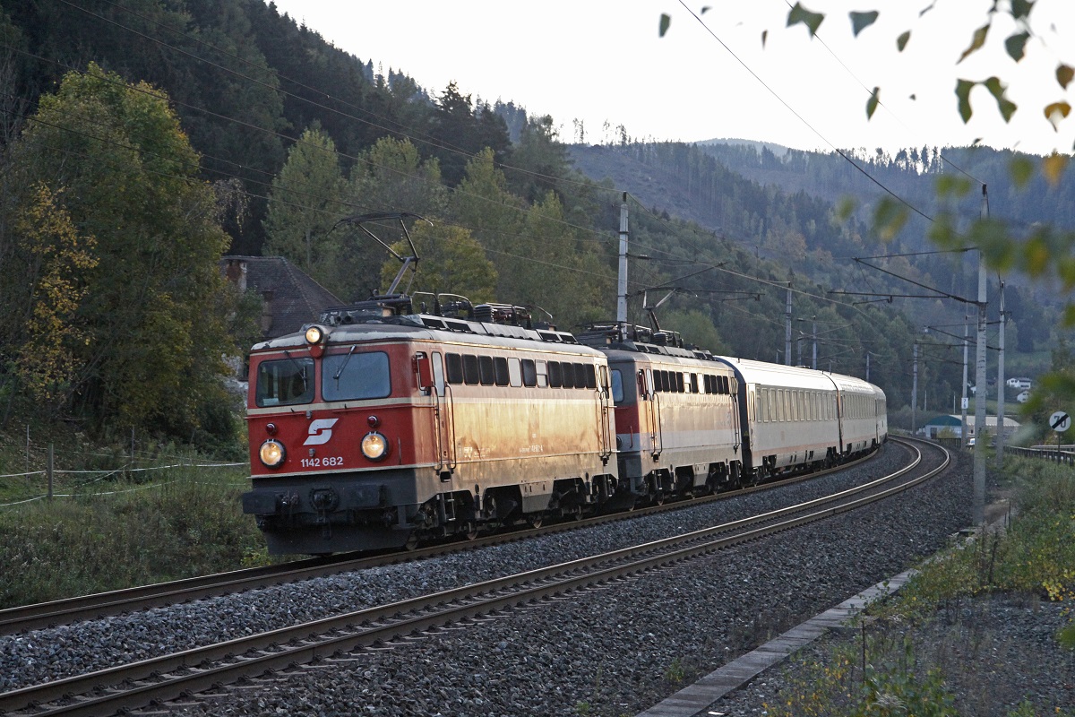 1142.682 + 1142... mit EC163 bei Oberaich am 20.10.2015.