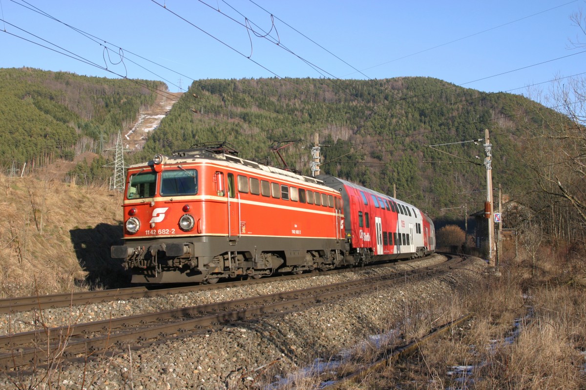 1142.682 fährt mit R-2239 in die Hst.Schlöglmühl ein. 12.2.15