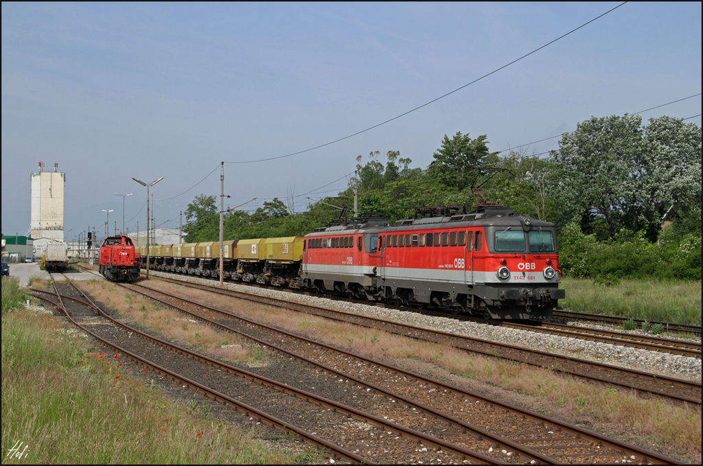 1142.684 und 1142.621 am 27.05.16 mit Abraumzug (Aushubmaterial Semmering-Basistunnel) auf der Pottendorferlinie in Wr.Neustadt.