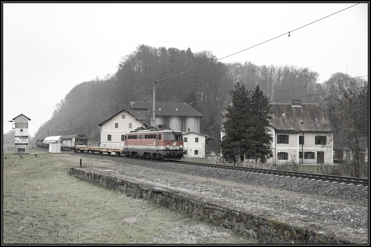1142.685 mit Ihrer  Butterseite  , das Fahrzeug hatte 2 unterschidliche Frontmasken , passiert am 20.Dezember 2022 die Traussnermühle mit Ihrer letzten Planmäßigen Leistung in richtung Graz Gösting. 
