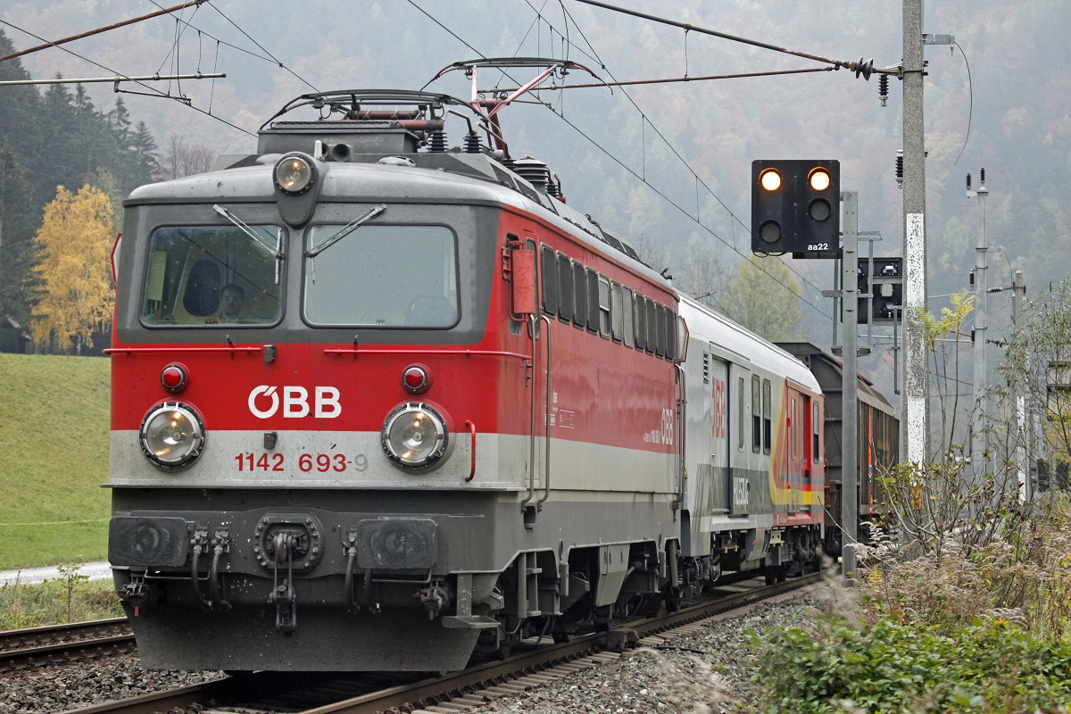 1142.693 mit Hilfzug zwischen Pernegg und Bruck an der Mur am 29.10.2015.