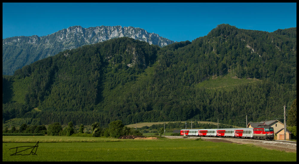 1142693 schiebt den REX3901 aus dem Bahnhof Micheldorf in Richtung Spital am Phyrn. 08.07.2016