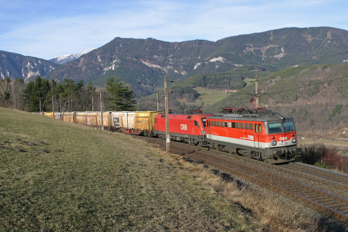 1142.705+1116 fahren mit G-53515 bei der Apfelwiese am Eichberg mit dem Schneeberg im Hintergrund am 10.12.16 bergwärts.