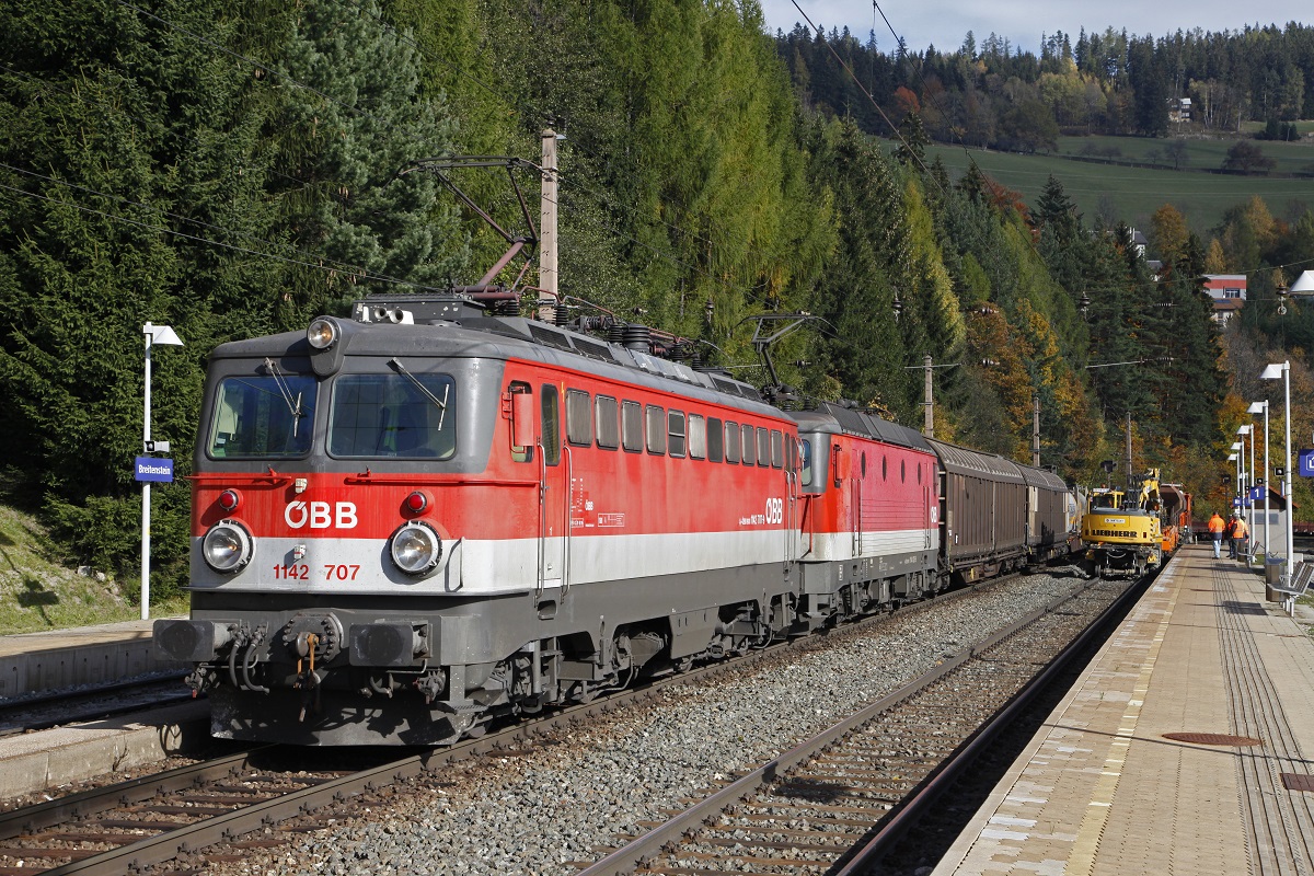 1142.707 und 1144.... ziehen am 28.10.2015 einen Güterzug durch den Bahnhof Breitenstein.