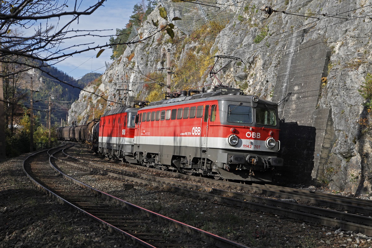 1142.707 und 1144.204 mit Güterzug kurz vor Breitenstein am 28.10.2015.