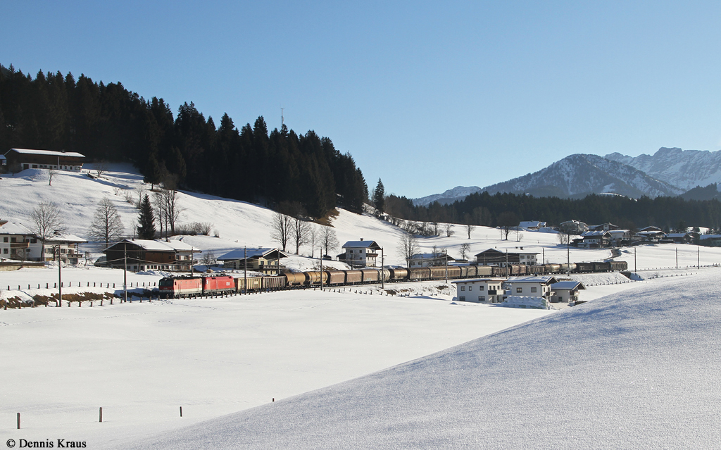 1144 + 1x16 mit Güterzug am 14.02.2015 bei Fieberbrunn.