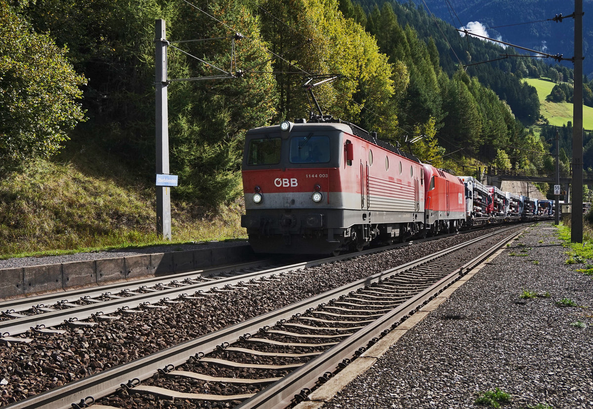 1144 003-1 und 1116 102-5 durchfahren mit einem Güterzug die Haltestelle Oberfalkenstein.
Aufgenommen am 18.9.2016.