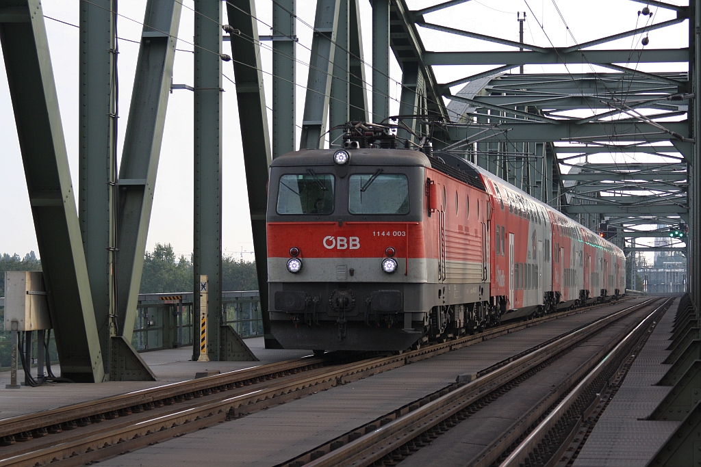 1144 003-1 am 07.September 2014 bei der Hst. Handelskai.