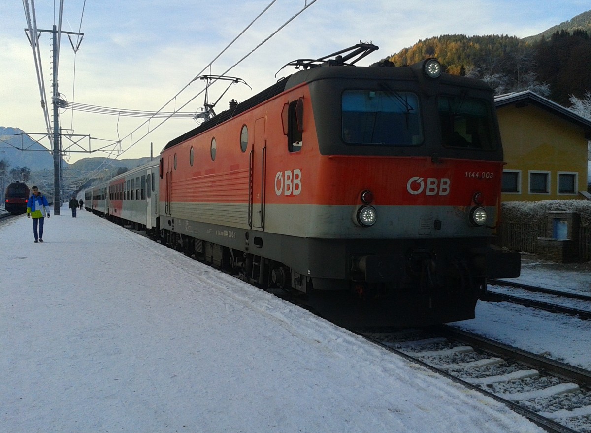 1144 003-1 mit R 4863 (Lienz - Spittal-Millstättersee) am 11.12.2015 beim Halt in Dellach im Drautal.