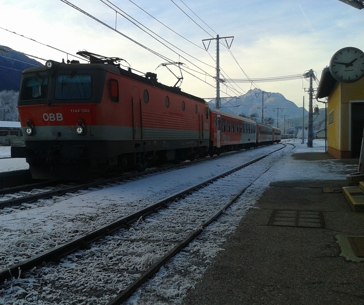 1144 003-1 mit R 4863 (Lienz - Spittal-Millstättersee) am 11.12.2015 beim Halt in Dellach im Drautal.
