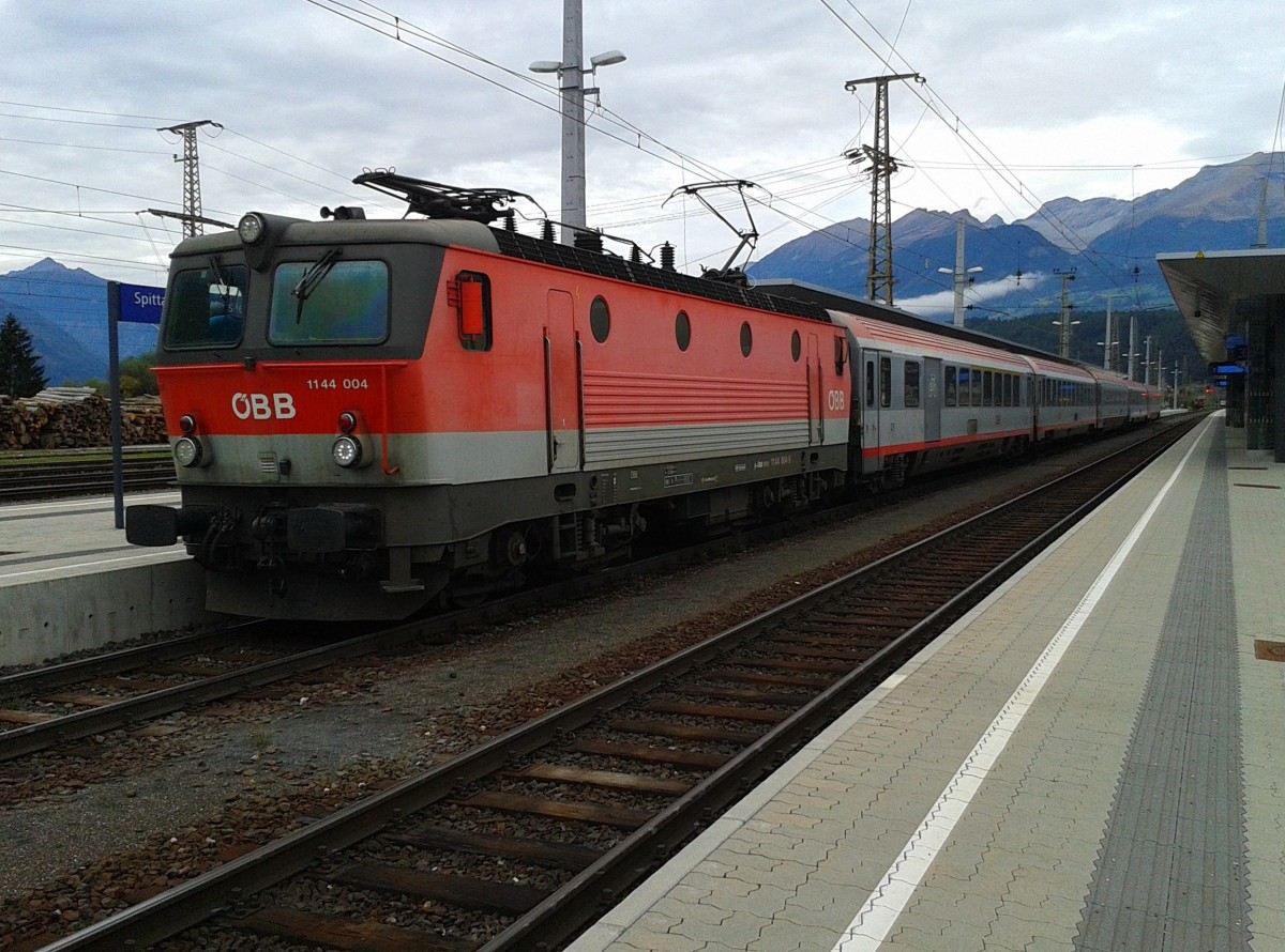 1144 004-9 mit IC 690 (Wien Westbahnhof - Villach Hbf) am 6.10.2015 beim Halt in Spittal-Millstättersee.