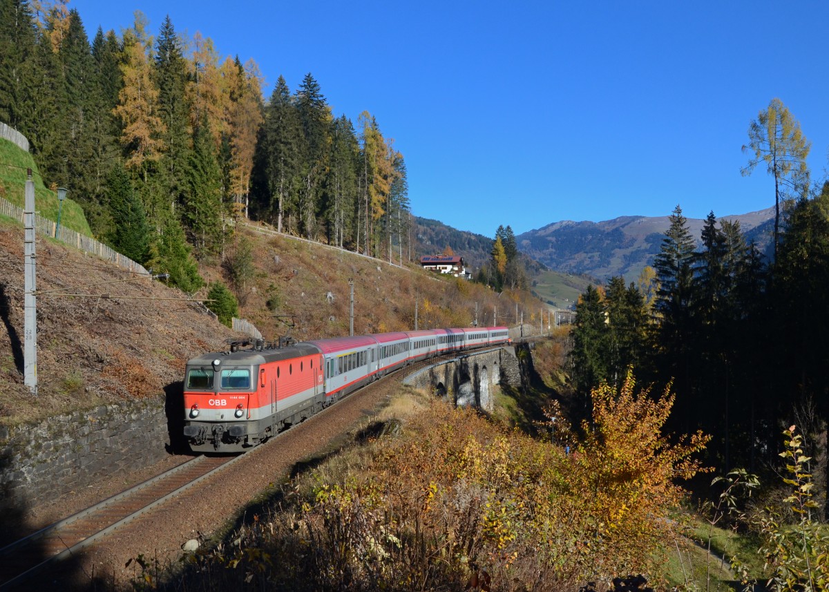 1144 004 mit IC 592 am 03.11.2015 bei Bad Hofgastein. 