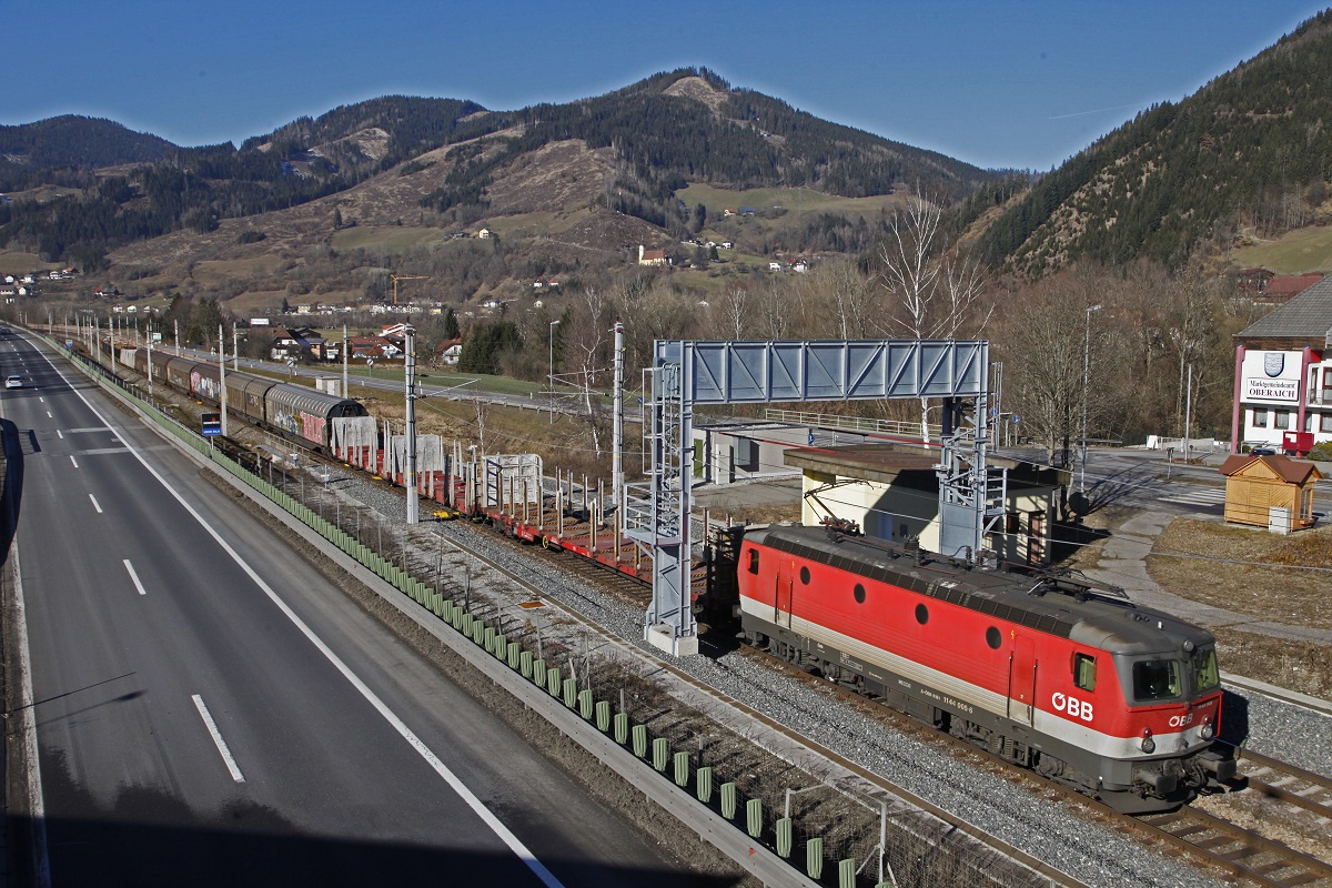 1144 005 mit Güterzug in Oberaich am 30.01.2018.